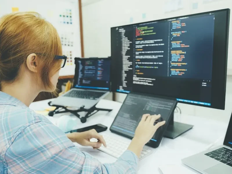 programmer_coding_software_1